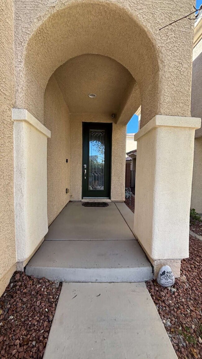 Building Photo - 4 Bed, 3 Bath