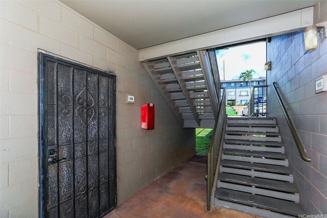Building Photo - Lovely 2 bedroom 1 bath, with 1 open parking