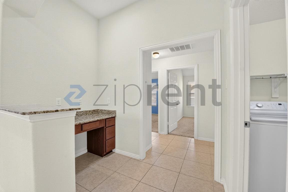Building Photo - Unit