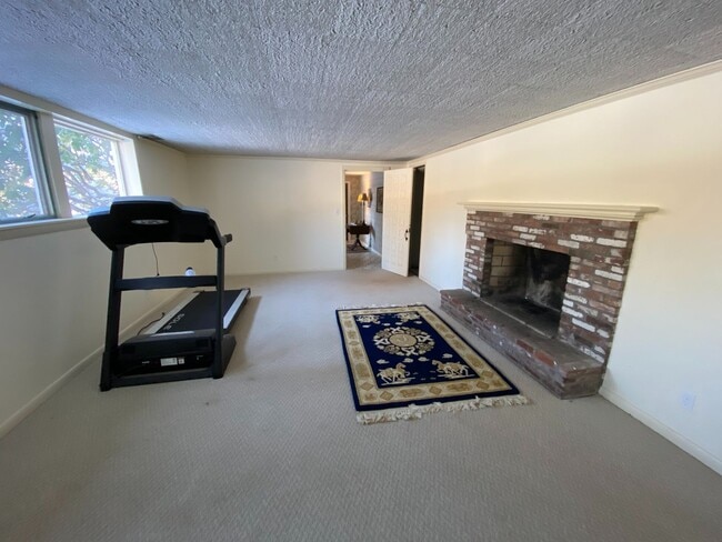 Building Photo - Four Bedroom Single Family Home