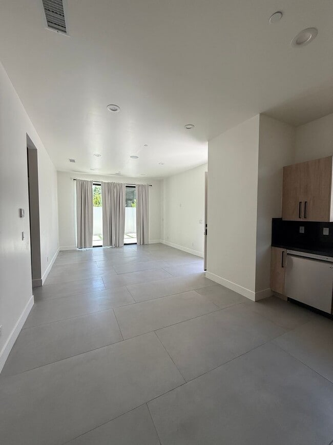 Building Photo - 3 bed, 2 bath ADU with private yard