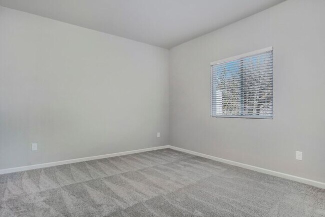 Building Photo - 15901 Cedar Dr