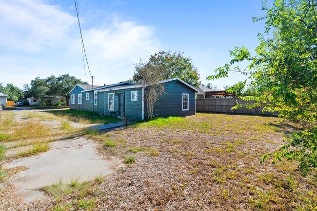 Building Photo - HOUSING VOUCHERS ACCEPTED