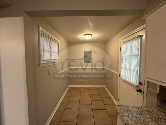 Building Photo - 4572 Verne Rd
