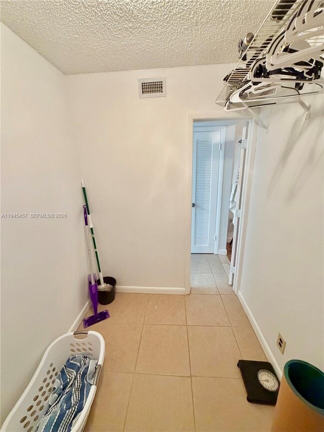 Building Photo - 2324 S Cypress Bend Dr