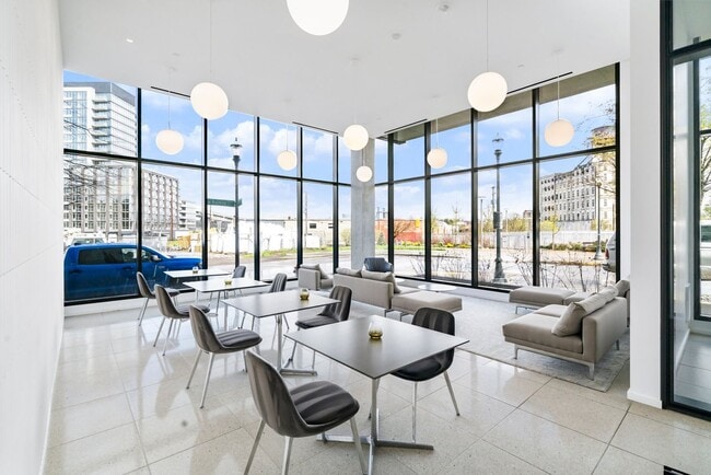 Building Photo - The Vista - 2 bed/2.5 bath Pearl District Condo w/parking/storage/concierge/most utilities/amenities