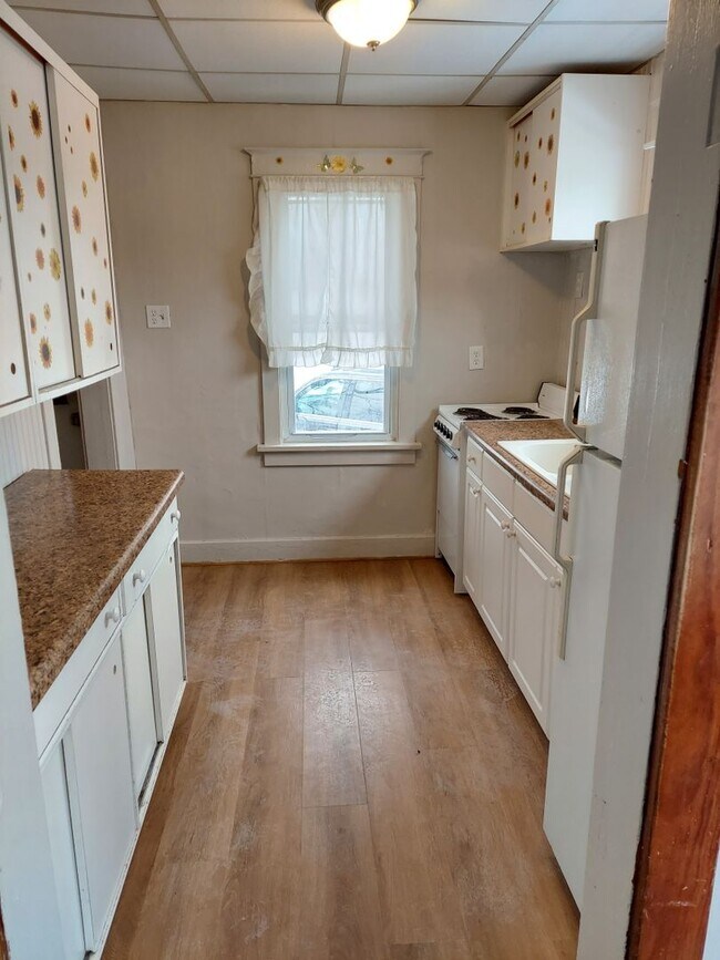 Building Photo - 2 bedroom/1 Bath duplex with large yard