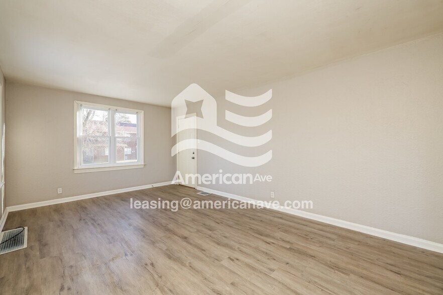 Building Photo - 4204 Sylvan Dr