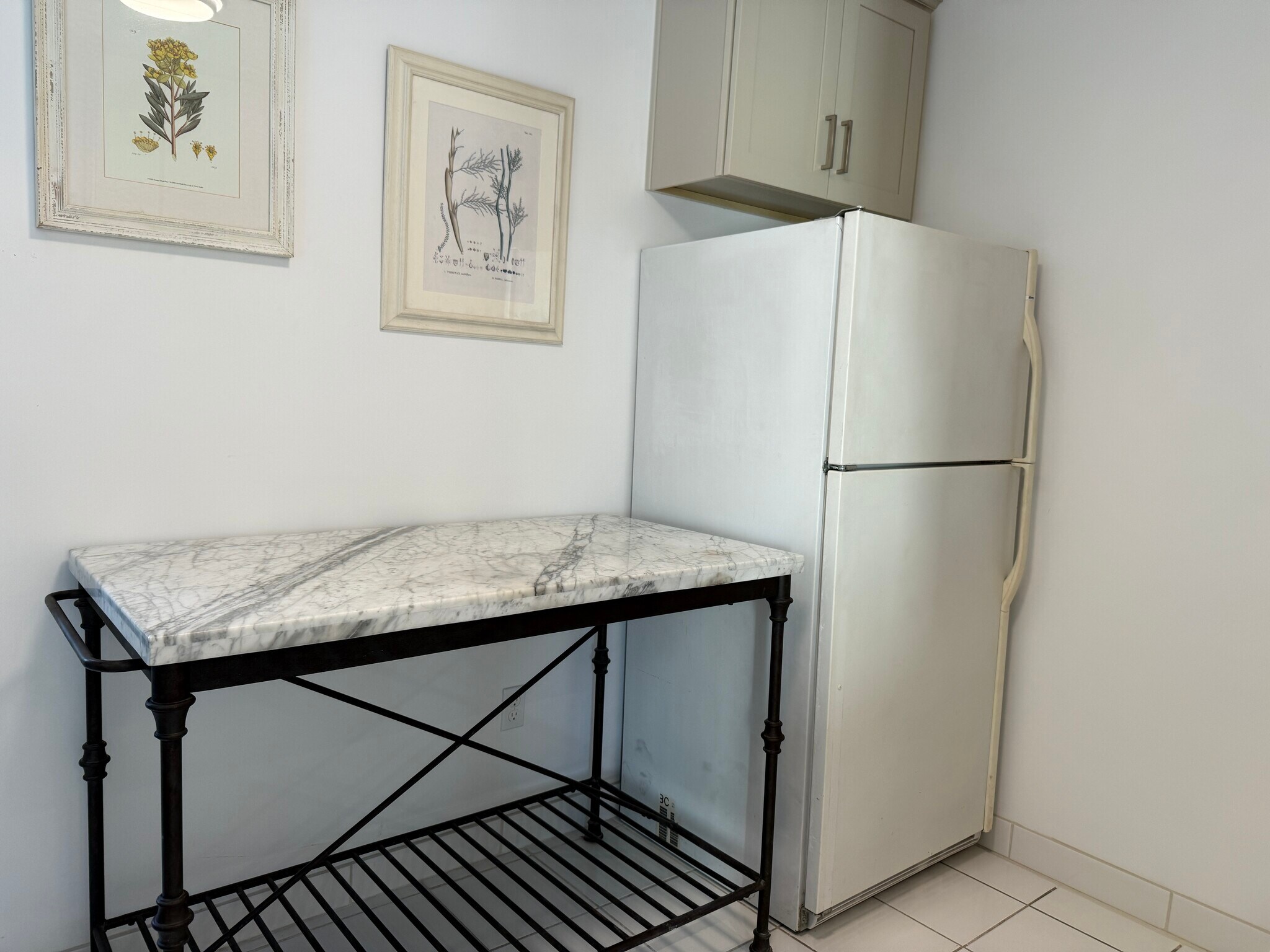 Building Photo - 8730 Rosewood Ave