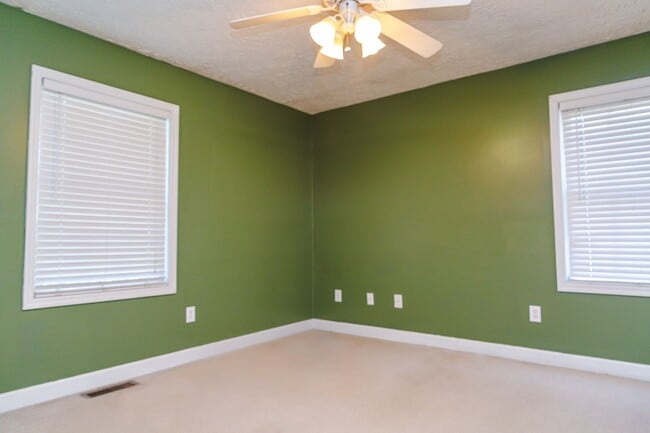 Building Photo - New Listing!