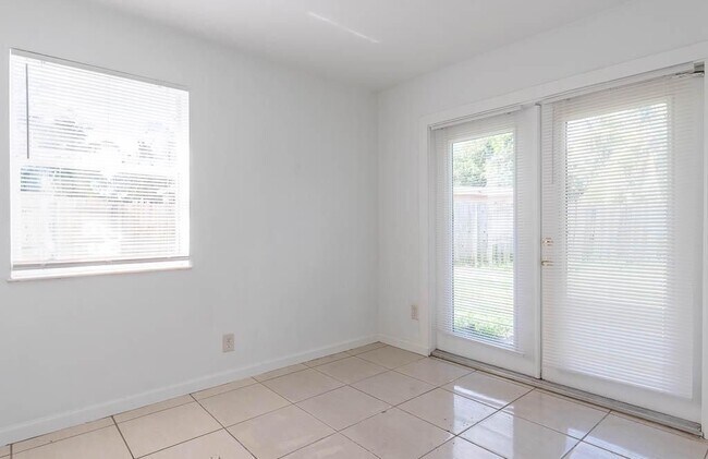Building Photo - 314 E Gateway Blvd