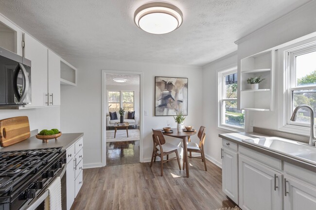 Building Photo - Benson Beauty!