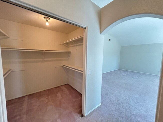 Building Photo - 8132 E Hillsdale Dr