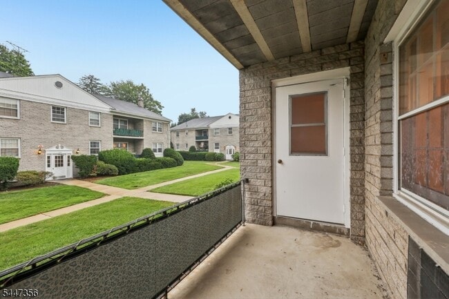 Building Photo - 135 S Maple Ave