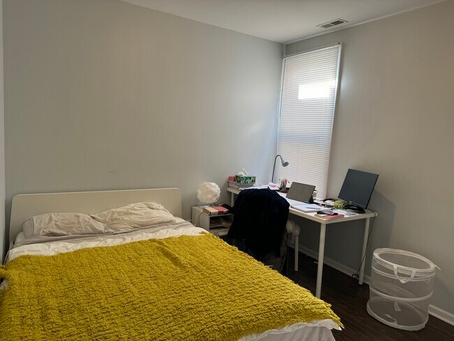 Building Photo - 1736 W Melrose St