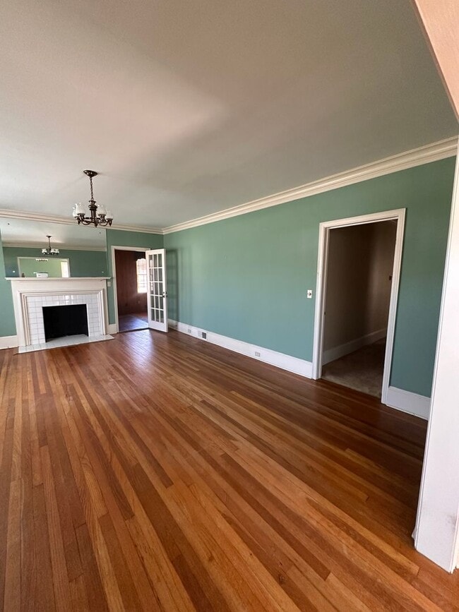 Building Photo - 3 Bed 2 Bath Brick Home with Fenced in Backyard and Additional Living Space