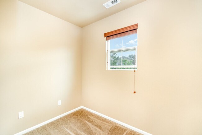Building Photo - 3 Bed 2.5 bath Home available in desirable...