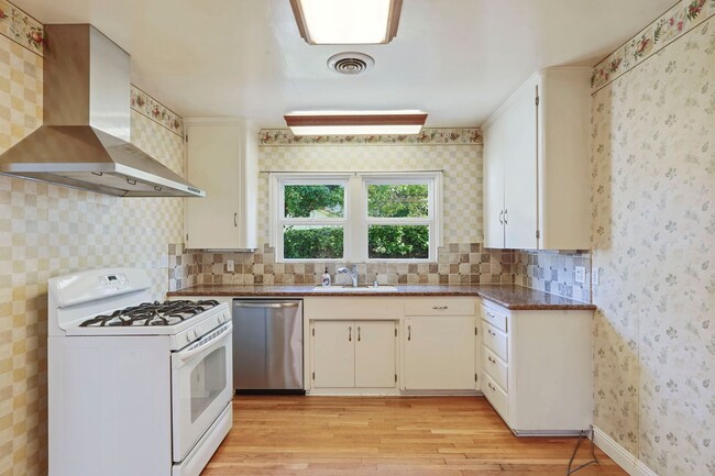 Building Photo - Beautiful 4 Bed/2 Bath Home Available Now!