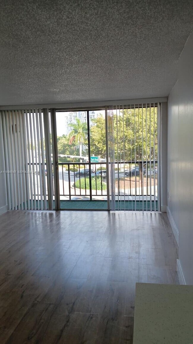 Building Photo - 8820 Fontainebleau Blvd