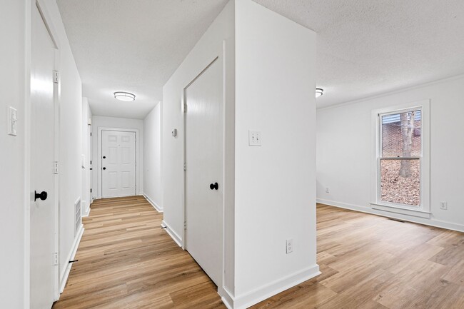 Building Photo - Stunning Fully Renovated End-Unit Apartmen...