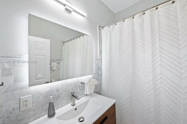 Building Photo - 4711 N Miami Ave