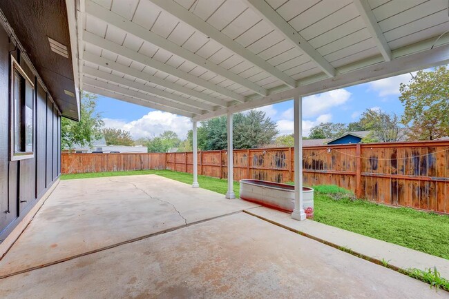 Building Photo - 6300 Capriola Dr
