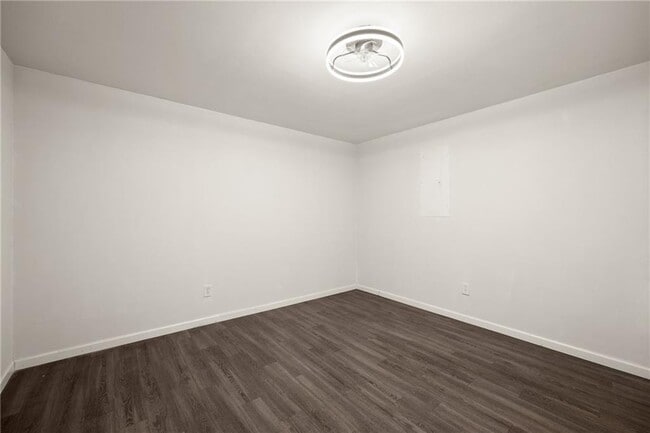 Building Photo - 5485 Mercedes Dr