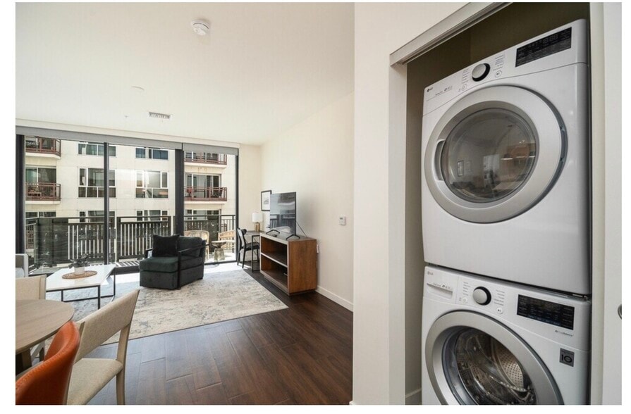 Building Photo - Rendezvous Urban Flats