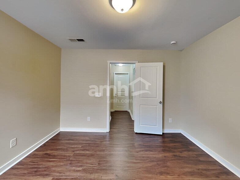 Building Photo - 4940 Ballantine Dr