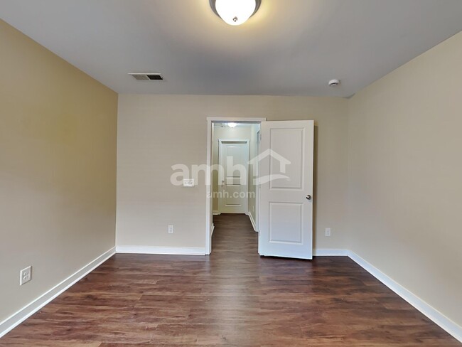 Building Photo - 4940 Ballantine Dr
