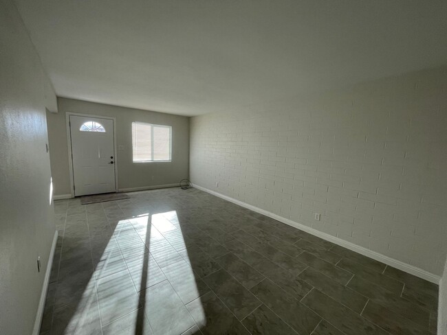 Building Photo - Recently remodeled condo close to downtown...