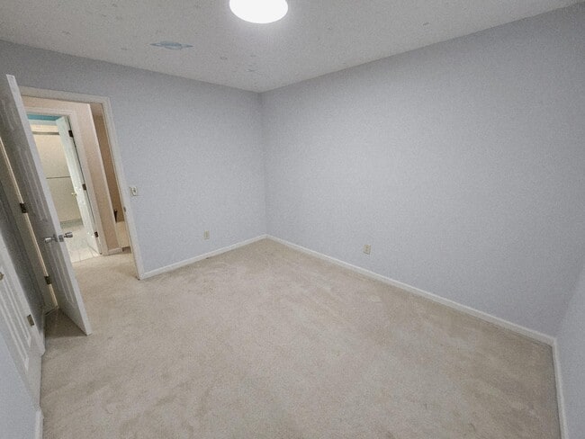 Building Photo - 208 E Bend Ct