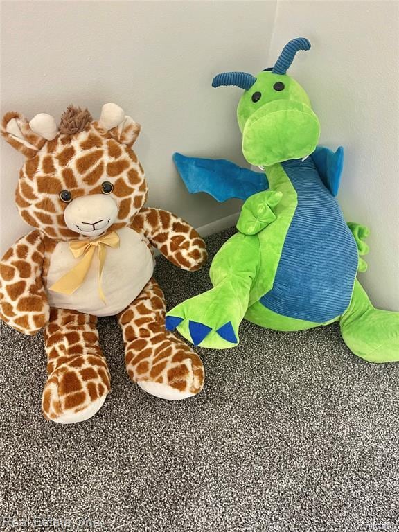 Building Photo - 688 E Fox Hills Dr