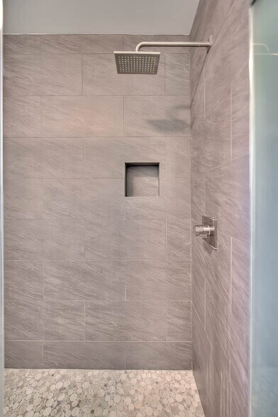 Building Photo - 1952 N Beachwood Dr