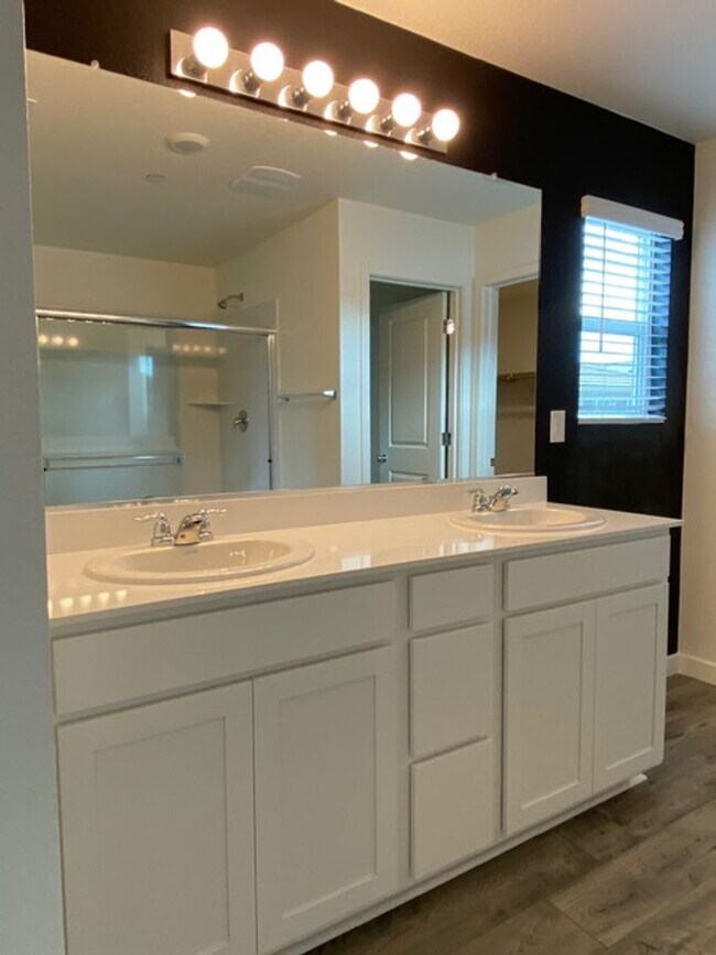 Building Photo - 2023 model home in solar community!