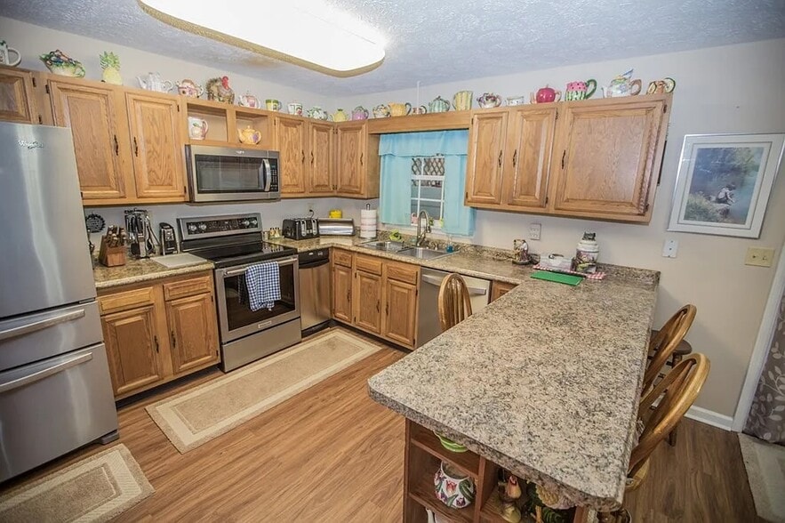 Kitchen - 706 Chert Ln