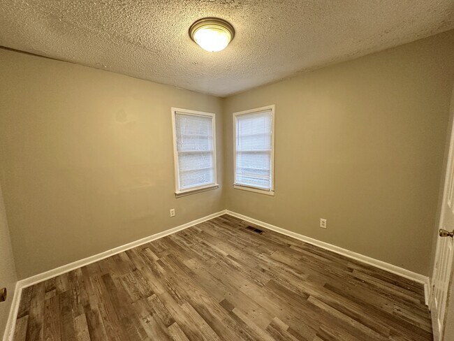 Building Photo - 1045 Waverly St