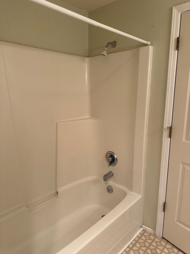 Building Photo - Large 2 bedroom 2 bathroom duplex with gar...