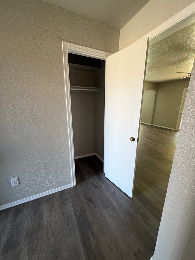 Building Photo - 1405 S Avery Dr