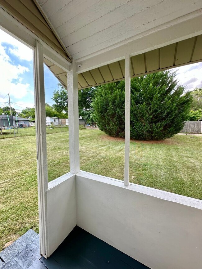 Building Photo - Beautifully Renovated 2 Bedroom 1 Bathroom...