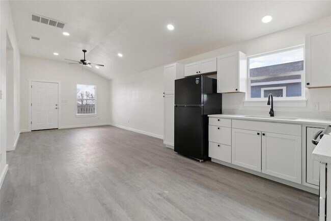 Building Photo - 1087 Schubert Ln