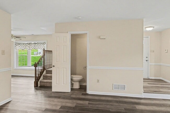 Building Photo - Beautiful Spacious Townhome