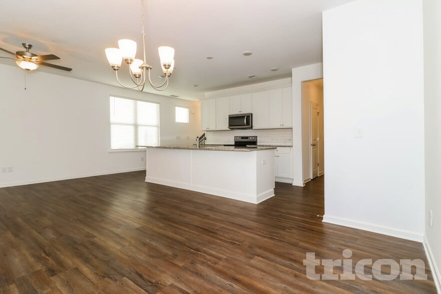 Building Photo - 2220 Rosemary Park Ln