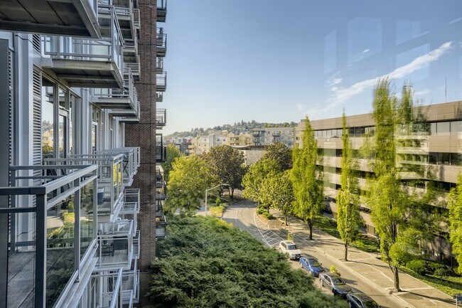Building Photo - Gorgeous 2 Bed Unit @ The Gallery - Bellto...