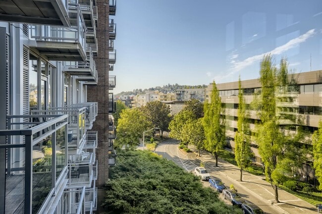Building Photo - Gorgeous 2 Bed Unit @ The Gallery - Belltown Living at its Finest!