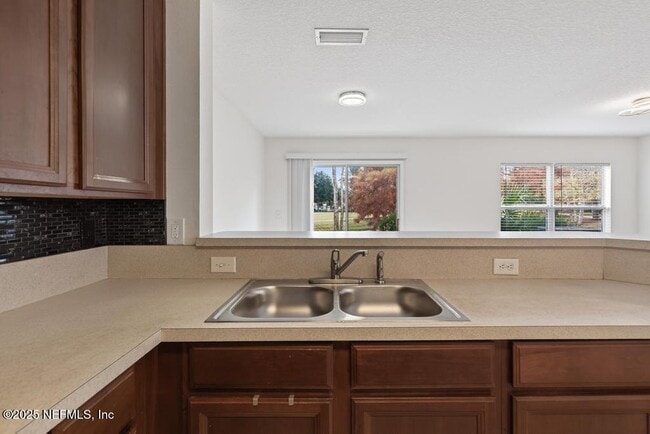 Building Photo - 411 Walnut Dr