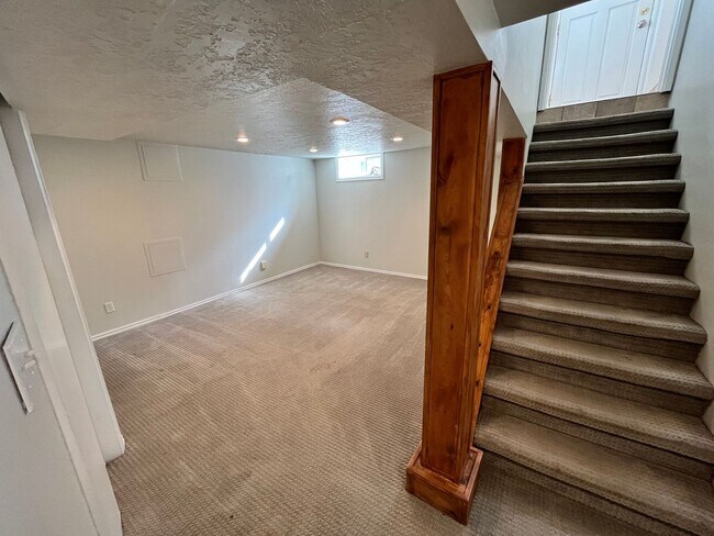 Building Photo - Charming 4 Bedroom 2 Bath Home in Sugarhouse!