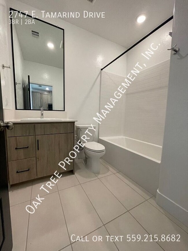 Building Photo - 2747 E Tamarind Dr