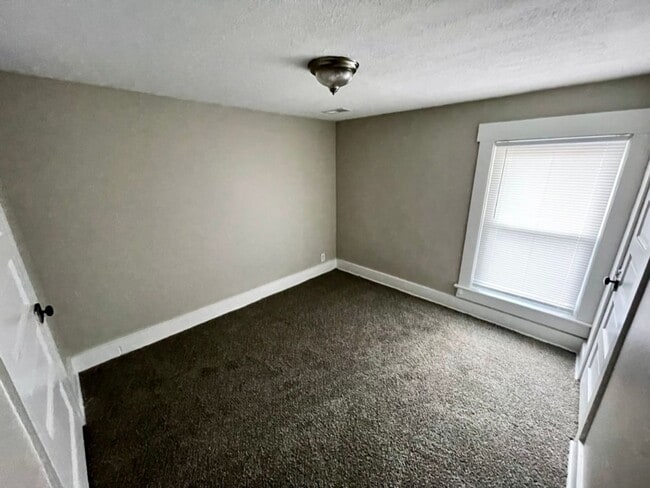 Building Photo - Spacious 3Bd; 1Ba Single Family Home