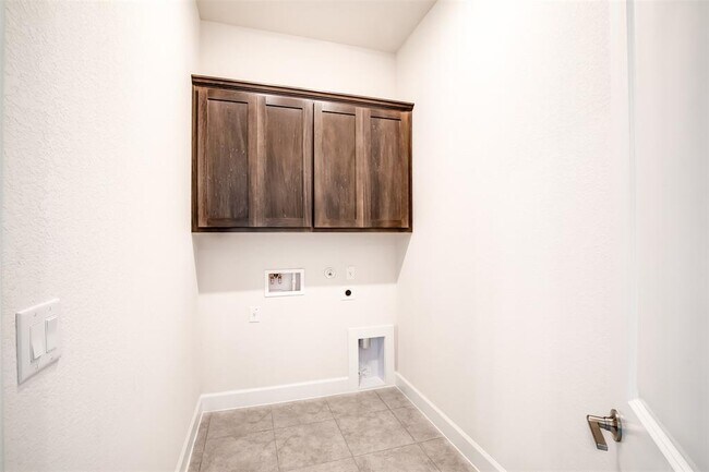 Building Photo - 12706 Bloomington Dr